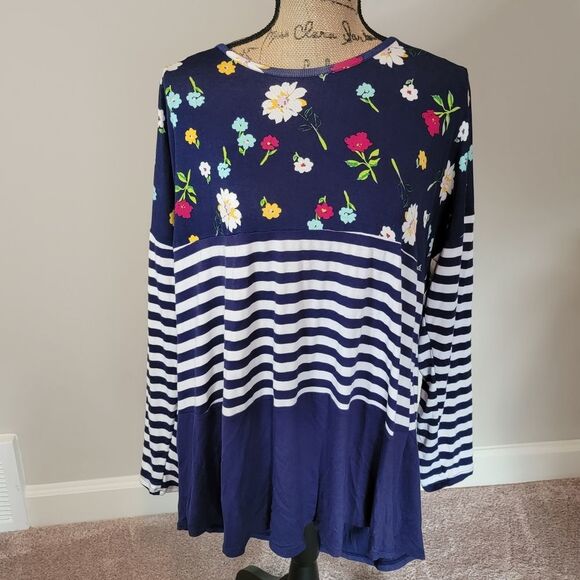 Tops - TruSelf blue floral top